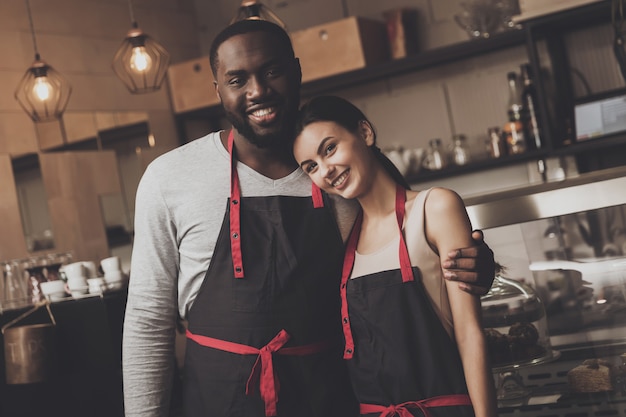 Alegre homem afro-americano abraça menina bonita