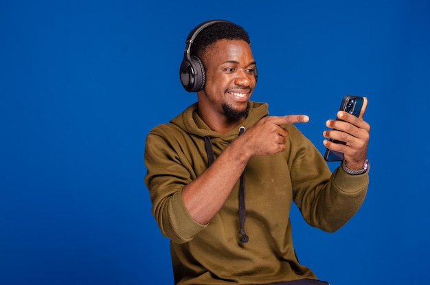 Alegre homem afro-americano usando aplicativo de telefone celular