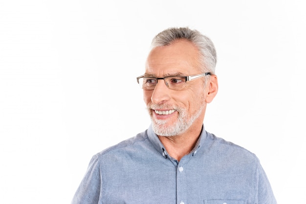 Alegre homem feliz olhando de lado e sorrindo isolado