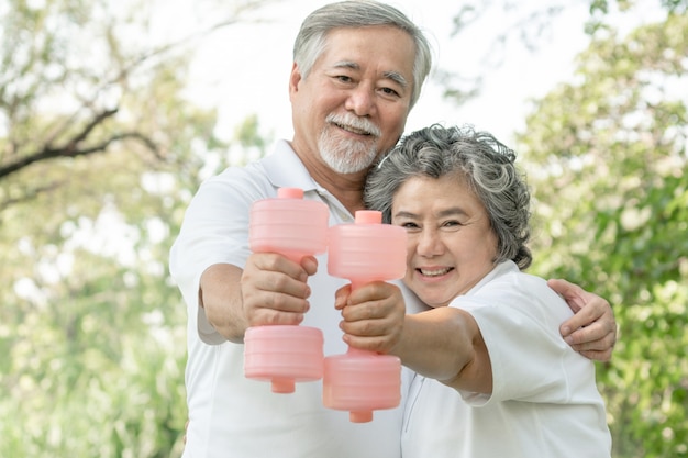 Alegre, idoso, homem asiático, e, sênior, mulher asian, com, dumbbell, para, malhação, parque, eles, sorrindo, com, bom, saudável, junto