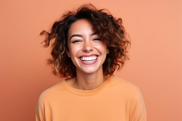 Alegre jovem africana Modelo feminino rindo contra um fundo colorido Feliz otimista