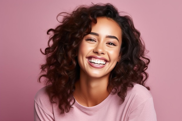 Alegre jovem africana Modelo feminino rindo contra um fundo colorido Feliz otimista