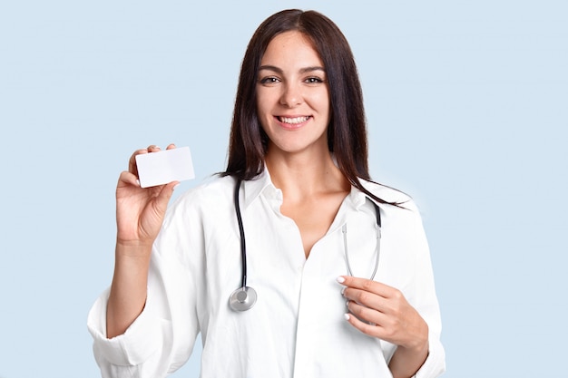 Alegre jovem médica vestida de uniforme