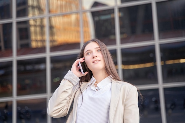 Alegre jovem mulher atraente falando no celular sorrindo