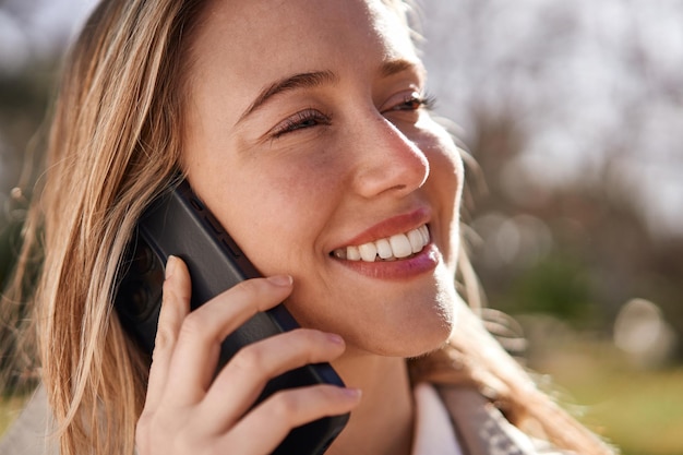 Alegre jovem mulher caucasiana falando no telefone