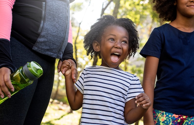 Alegre joven africana niño