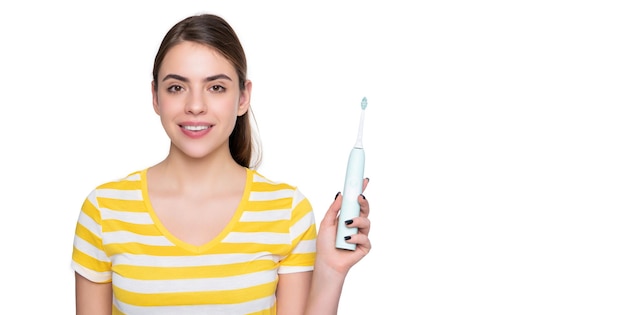 Alegre joven con cepillo de dientes eléctrico aislado sobre fondo blanco.