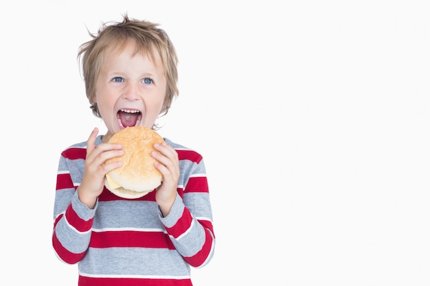 Foto alegre joven comiendo hamburguesas