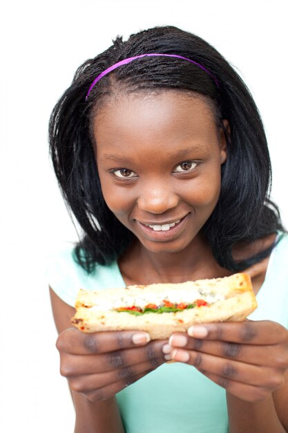 Alegre joven comiendo un sandwich