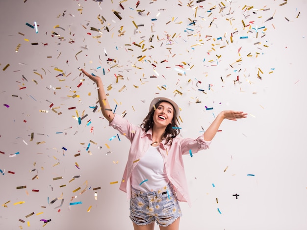 Foto alegre joven está estirando sus manos.