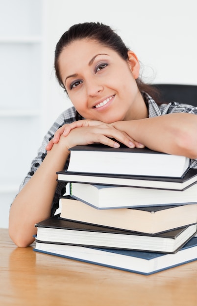 Foto alegre joven estudiante mirando a la cámara