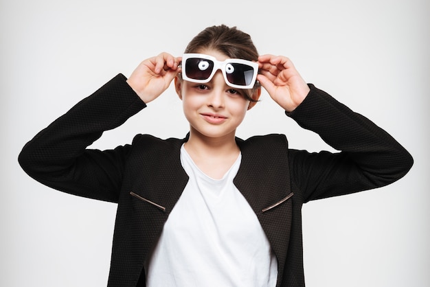 Alegre joven con gafas de sol