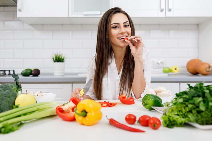 Alegre joven morena degustación de pimiento