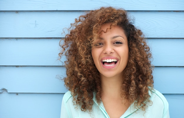 Alegre joven mujer africana sonriendo