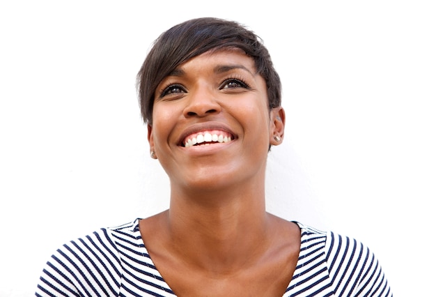 Alegre joven mujer afroamericana sonriendo