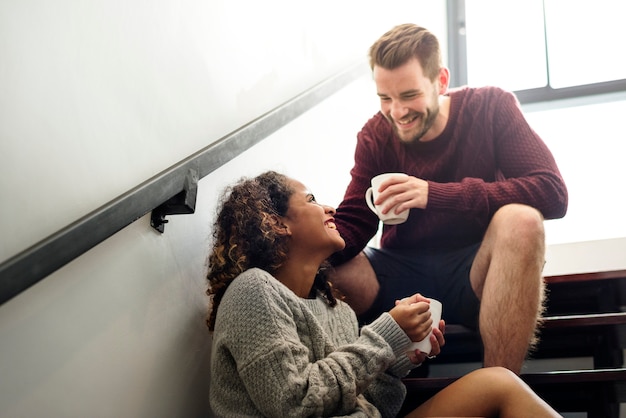 Foto alegre joven pareja esta hablando