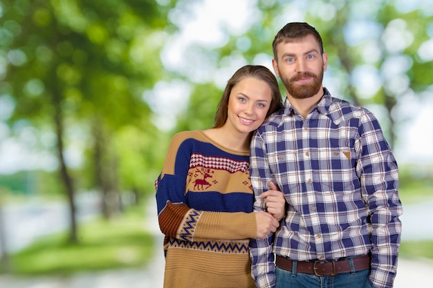 Alegre joven pareja de pie