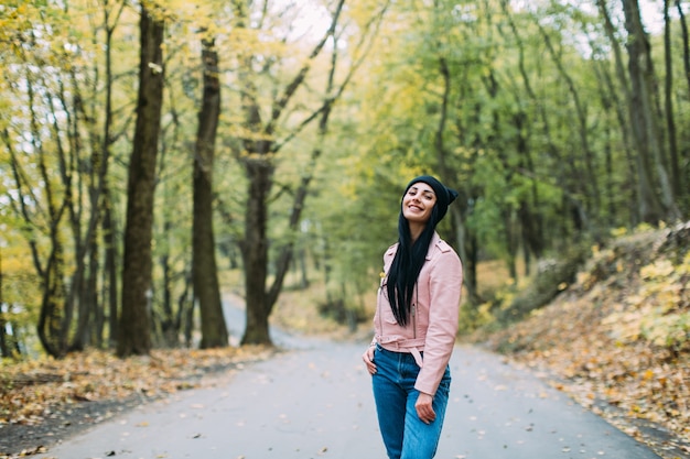 Alegre joven en el parque de otoño