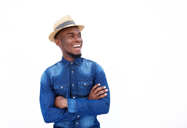 Alegre joven de pie con sombrero