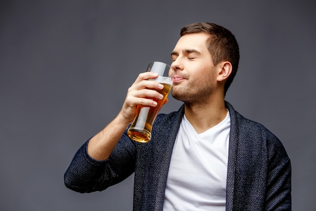 Alegre joven en ropa casual elegante