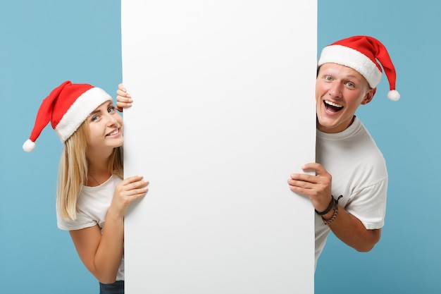 Alegre, joven, santa, pareja, amigos, tipo y mujer, en, sombrero de navidad