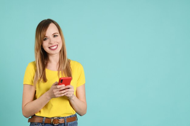 Alegre joven con teléfono inteligente