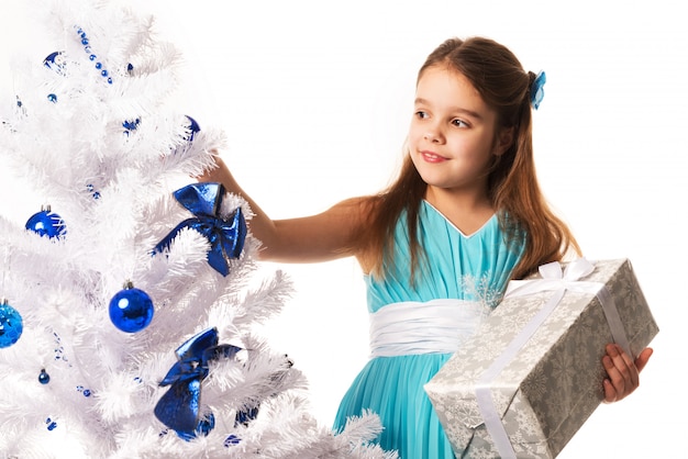 Alegre joven en un vestido azul