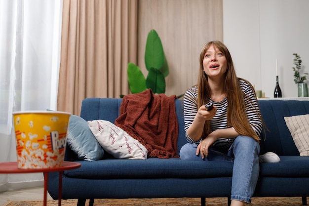 Alegre joven viendo la televisión