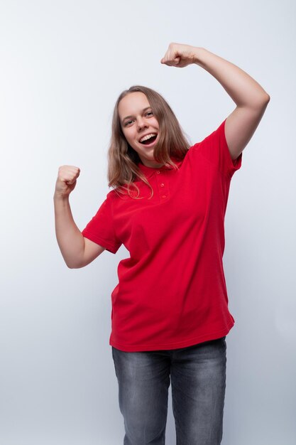 Alegre y linda adolescente con una camiseta roja