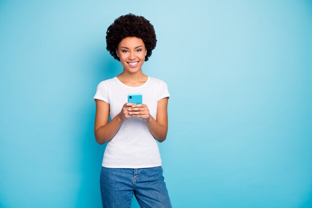 alegre linda senhora segurando um telefone com um sorriso dentuço