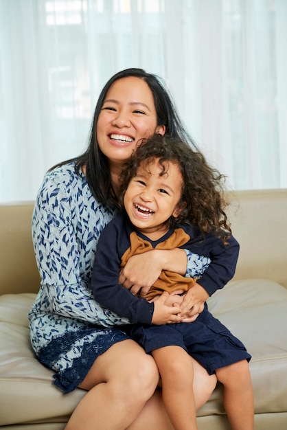 Alegre madre e hijo