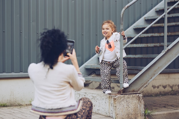 Alegre mãe e filha se divertindo na cidade