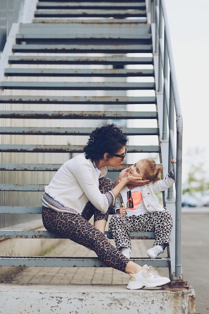 Alegre mãe e filha se divertindo na cidade