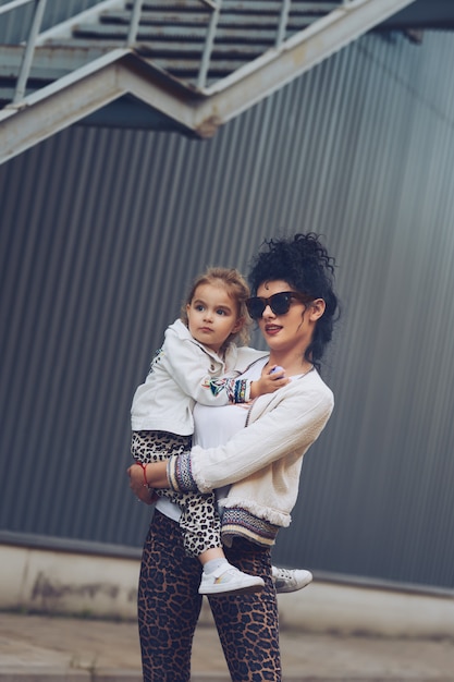 Foto alegre mãe e filha se divertindo na cidade