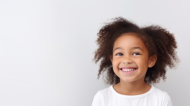 Alegre menina afro-americana de 10 anos com um sorriso radiante T-shirt branco casual