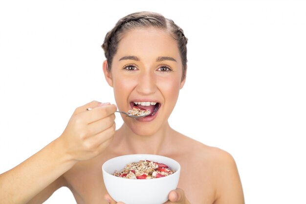 Alegre modelo saludable comiendo cereales