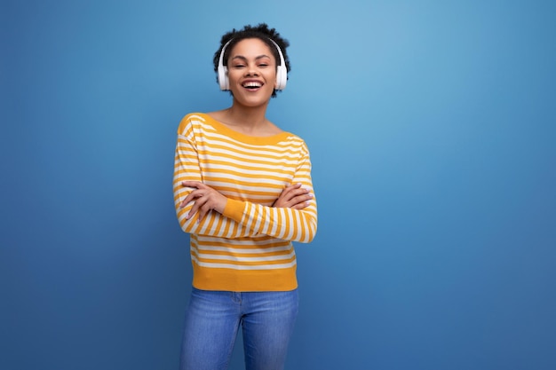 Alegre morena afro s mujer joven latina con auriculares