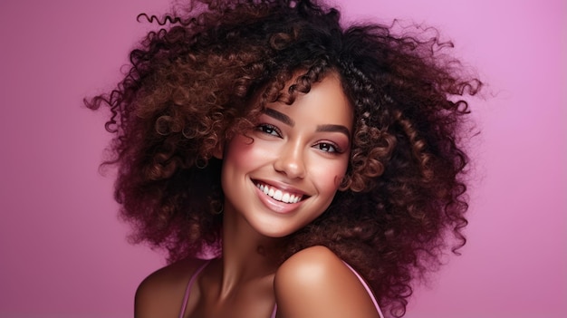 Alegre mujer afro con cabello rizado y sonrisa brillante en un fondo de color