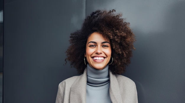 Alegre mujer afroamericana negra frente a la pared feliz vida en la calle ciudad moderna