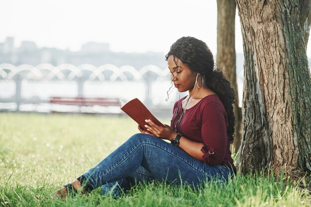 Alegre mujer afroamericana en el parque en verano