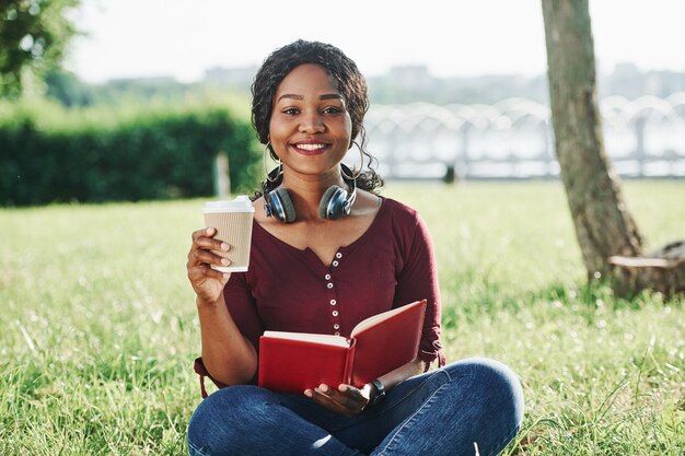 Alegre mujer afroamericana en el parque en verano