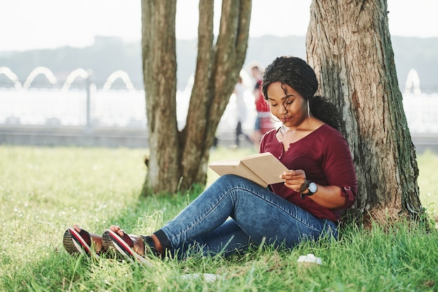 Alegre mujer afroamericana en el parque en verano