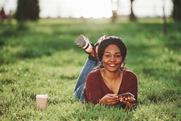 Alegre mujer afroamericana en el parque en verano