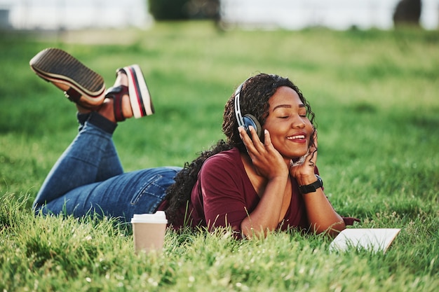 Alegre mujer afroamericana en el parque en verano