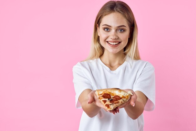 Foto alegre mujer bonita en camiseta blanca pizza restaurante de comida rápida bocadillo foto de alta calidad