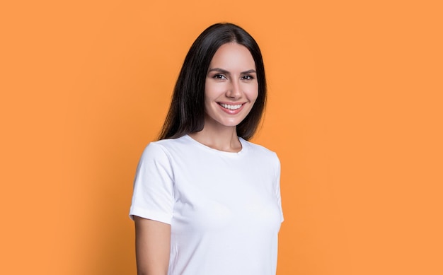 Alegre mujer casual en estudio retrato de mujer casual foto de mujer vistiendo casual mujer en camisa casual aislado sobre fondo amarillo