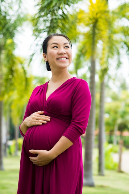 Alegre mujer embarazada