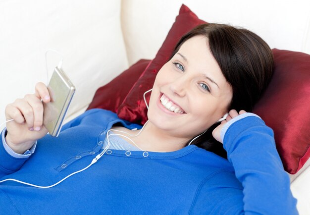 Alegre mujer escuchando música con auriculares