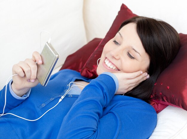 Alegre mujer escuchando música con auriculares