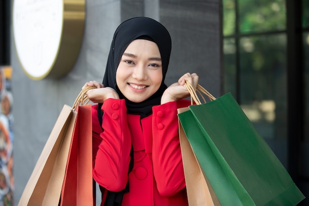 alegre mujer feliz disfrutando de las compras lleva bolsas de la compra